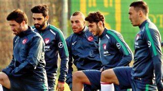 Hakan Çalhanoğlu ve Gökhan Töre sahaya beraber çıktı