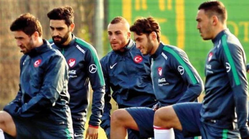 Hakan &Ccedil;alhanoğlu ve G&ouml;khan T&ouml;re sahaya beraber &ccedil;ıktı