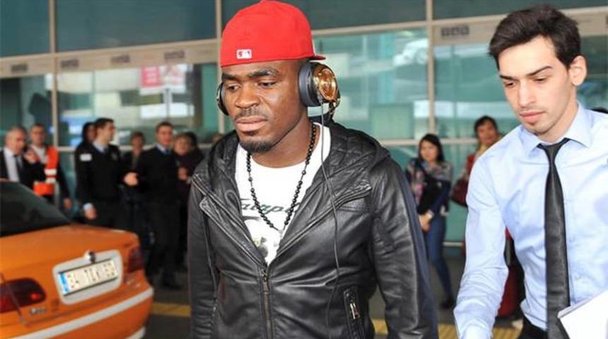 Ve Emenike İstanbul'a d&ouml;nd&uuml;