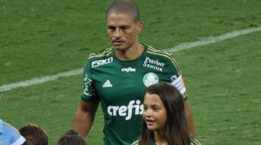 Alex'i j&uuml;bilede &uuml;zd&uuml;ler