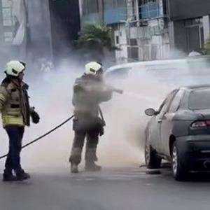 Ataşehir'de araç yangını