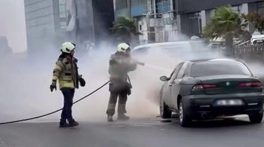 Ataşehir'de araç yangını