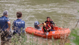 Sakarya Nehri'ne düştüğü iddia edilen 22 yaşındaki genç aranıyor