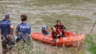 Sakarya Nehri'ne düştüğü iddia edilen 22 yaşındaki genç aranıyor