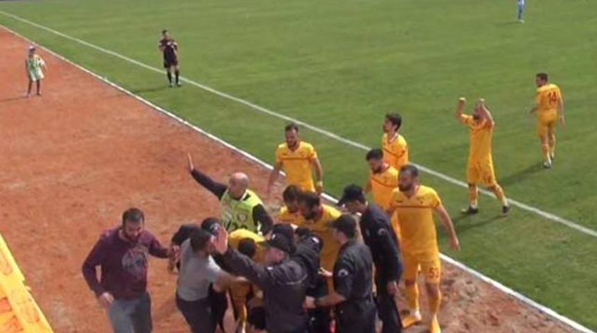 Futbolcu, taraftarın hayatını kurtardı