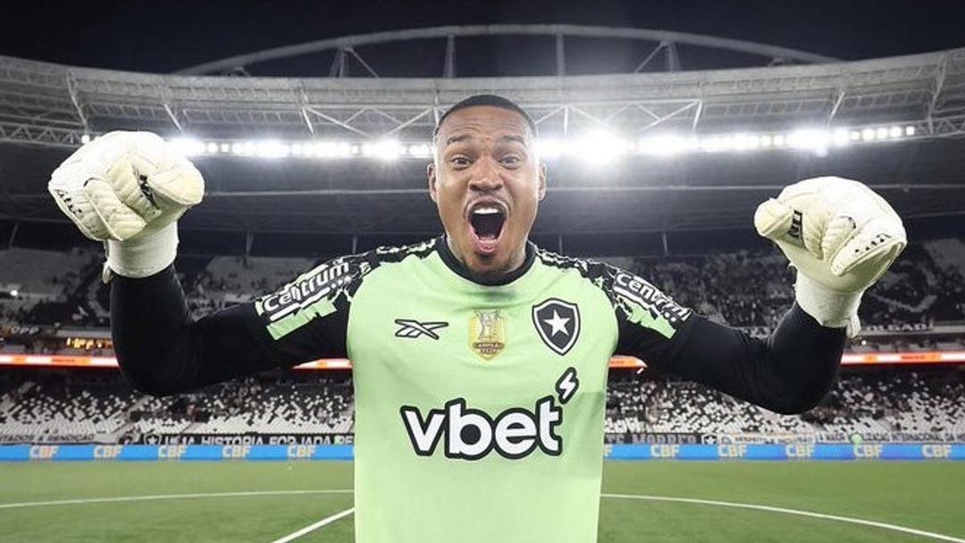 Abdullah Kavukçu nun işaret ettiği kaleci ortaya çıktı! Galatasaray dan Brezilyalı kaleci için atak... Sarı kırmızılılar Botafogo kalecisi John Victor ile ilgileniyor 1