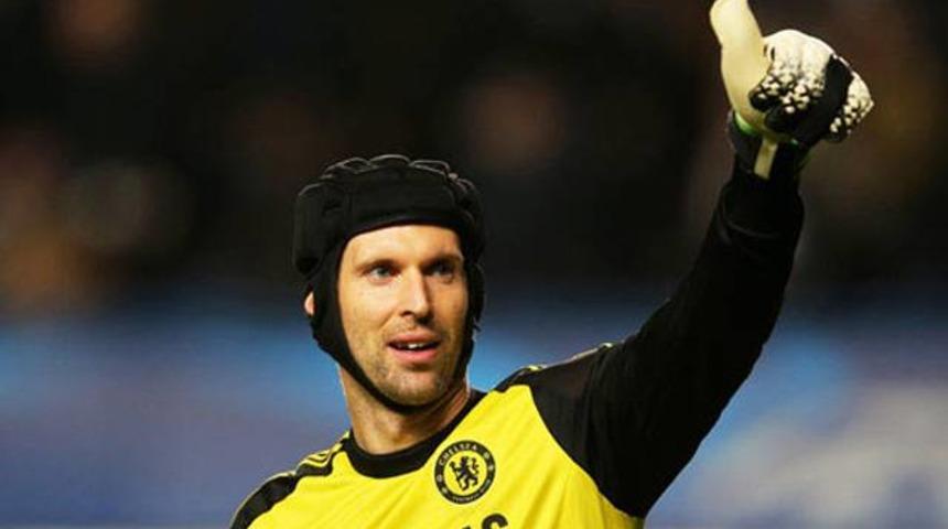 Arsenal Petr Cech'in kararını bekliyor