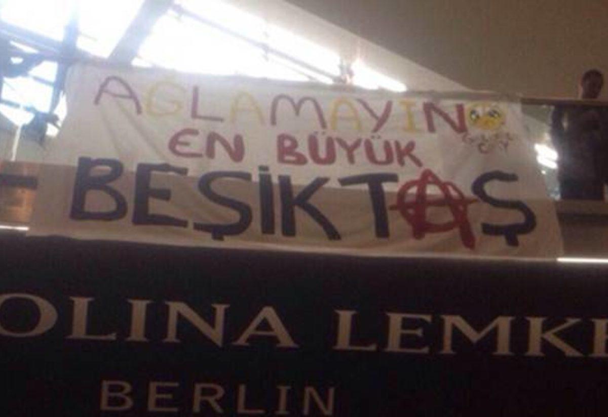 Besiktas Taraftarindan Galatasaray A Pankart