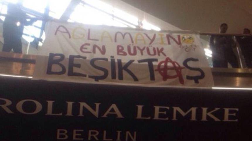 Beşiktaş taraftarından Galatasaray'a pankart