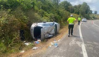 Bartın'da yoldan çıkan otomobil devrildi: 3 yaralı
