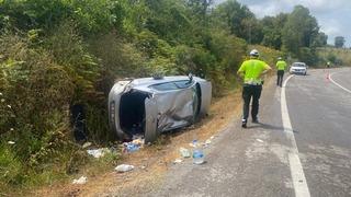 Bartın'da yoldan çıkan otomobil devrildi: 3 yaralı