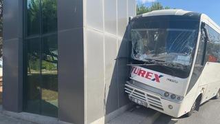 Faciadan dönüldü... Duvara çarpan işçi servisinde 16 kişi yaralandı