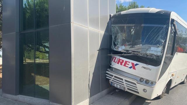 Faciadan dönüldü... Duvara çarpan işçi servisinde 16 kişi yaralandı