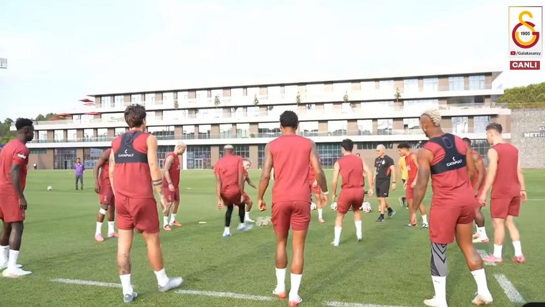 Galatasaray da antrenmanda çok konuşulan anlar! Yeni transfer Victor Osimhen arkadaşları tarafından gelir gelmez ortaya geçirildi... 1