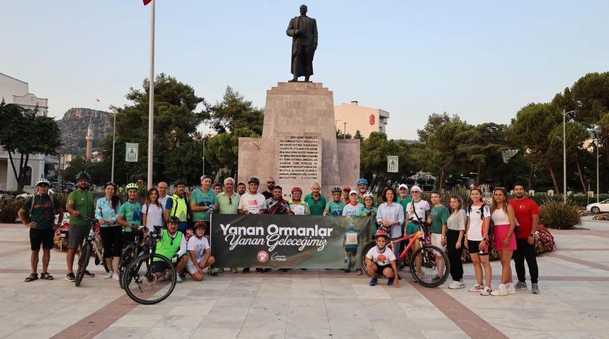 Bisikletçiler pedallarını orman yangınlarına dikkat çekmek için çevirdi