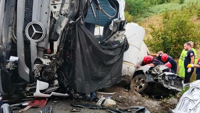 Beton mikseri otomobilin üzerine devrildi: 1 ölü, 1 yaralı