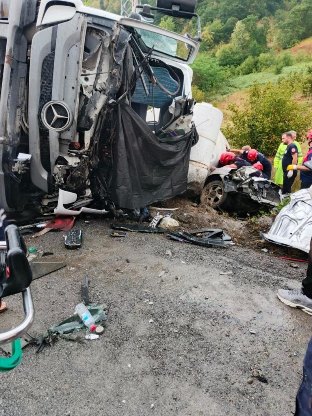 Beton mikseri otomobilin üzerine devrildi: 1 ölü, 1 yaralı 1