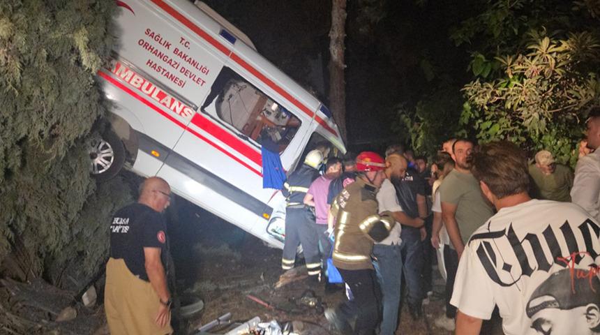 Bursa'da kamyonet ile ambulansın çarpıştığı kazada 5 kişi yaralandı