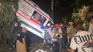 Bursa'da kamyonet ile ambulansın çarpıştığı kazada 5 kişi yaralandı