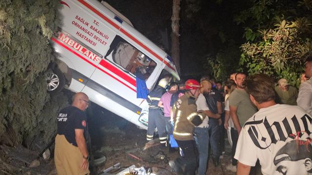 Bursa'da kamyonet ile ambulansın çarpıştığı kazada 5 kişi yaralandı