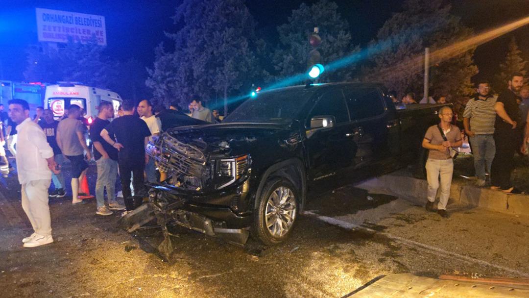 Bursa da kamyonet ile ambulansın çarpıştığı kazada 5 kişi yaralandı 1