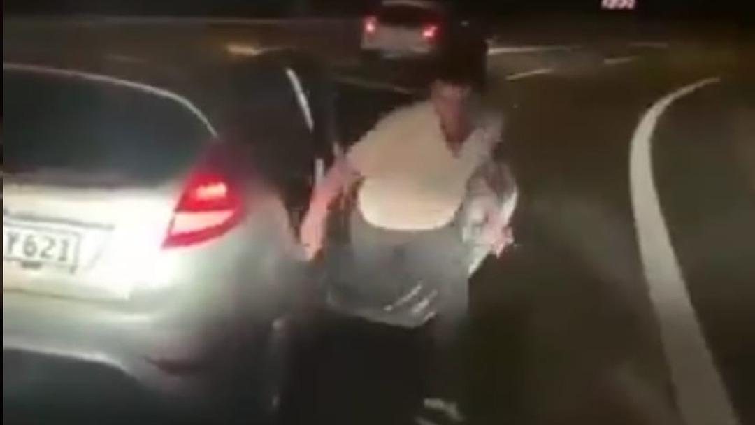 Trafikte baltalı saldırı! Önce önünü kesti, sonra bagajdan balta çıkarıp saldırdı aracın camlarını kırdı... O anlar kamerada 2