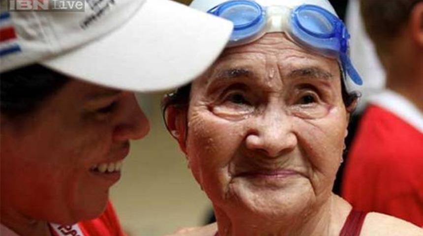 82'sinde yüzmeyi öğrendi, 100'ünde...