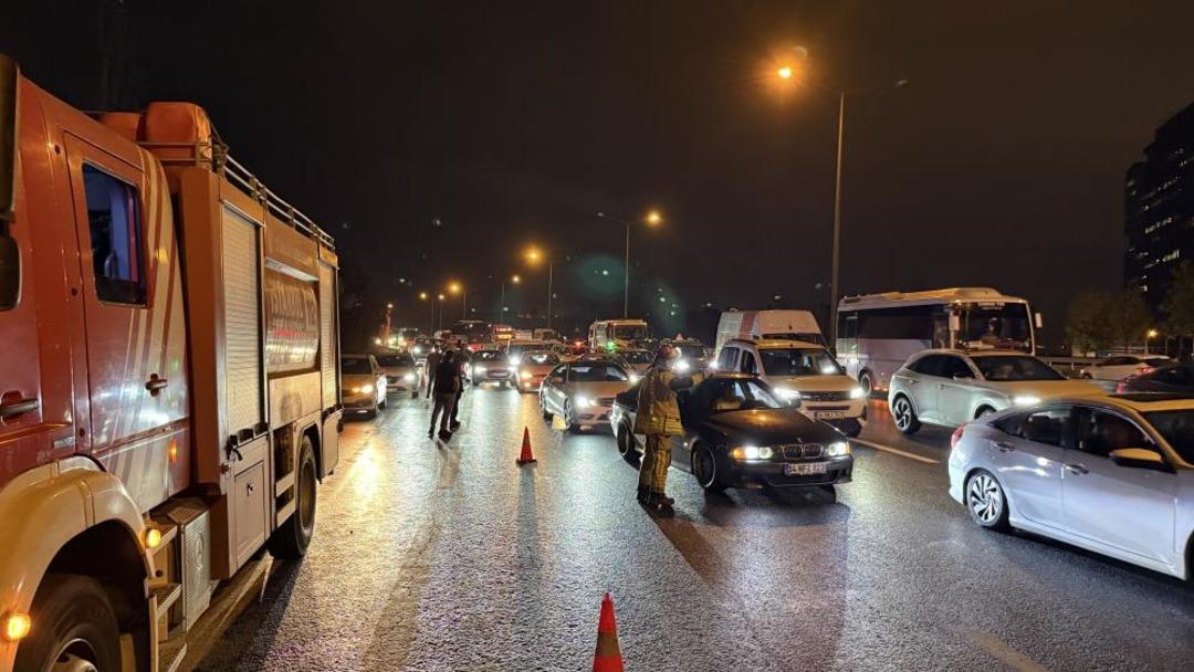 İstanbul da zincirleme kaza! 16 araç birbirine girdi, yaralılar var 2