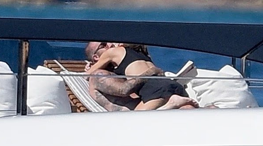 Victoria ve David Beckham 16 milyon sterlinlik lüks yatlarında aşka geldi! 