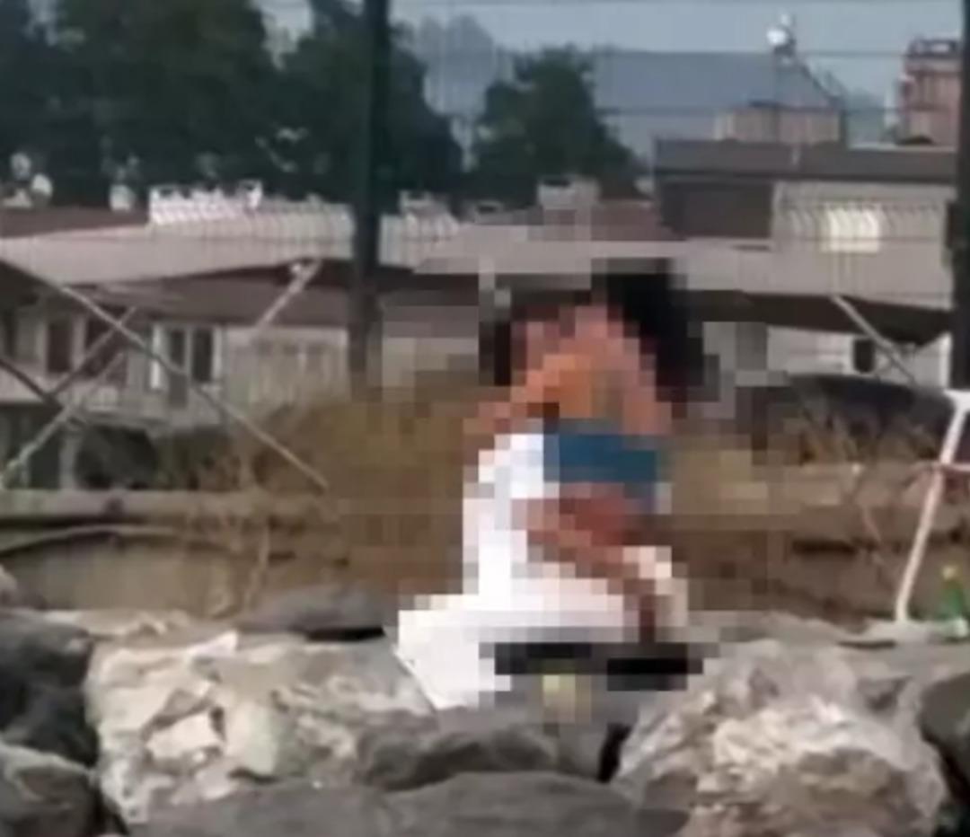 Bursa daki yat limanındaki çiftin kayalıklardaki uygunsuz görüntüleri! Kamera kayıttaydı... Kimseye aldırış etmediler 1