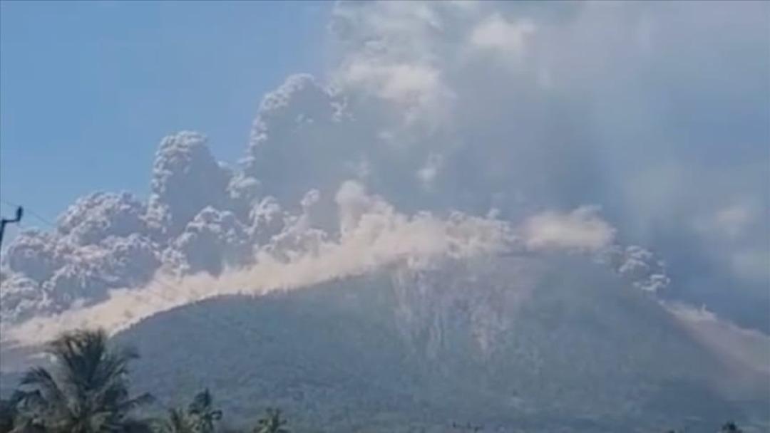 Yanardağ patladı, alarm durumu en üst seviyeye çıkarıldı! Küller 18 kilometreye kadar çıktı 2