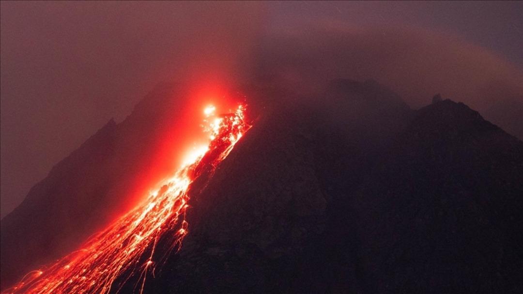 Yanardağ patladı, alarm durumu en üst seviyeye çıkarıldı! Küller 18 kilometreye kadar çıktı 1