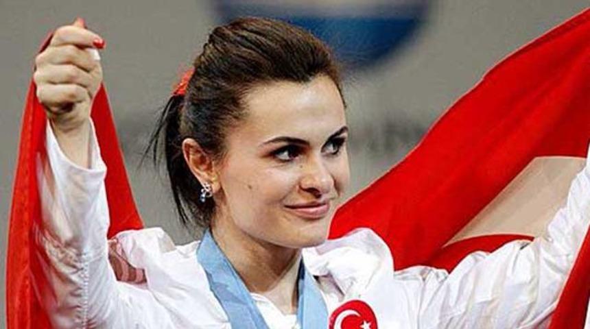 Halterde madalya yağmuru