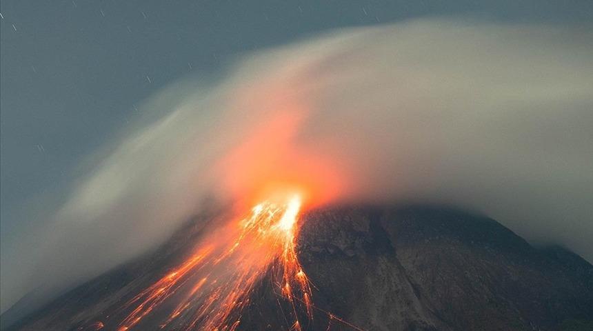 Yanardağ patladı, alarm durumu en üst seviyeye çıkarıldı! Küller 18 kilometreye kadar çıktı