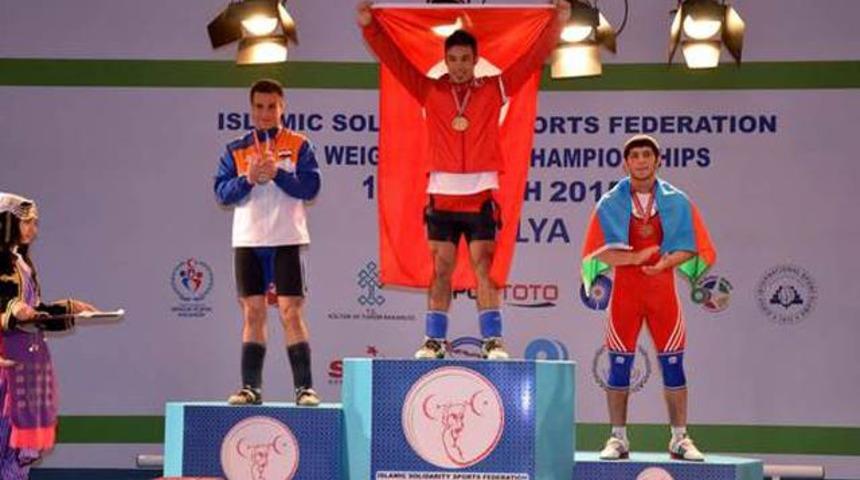 Daniyar Ismayilov altını kopardı aldı