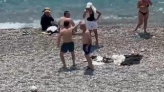 Konyaaltı Sahili’nde tansiyon yükseldi! Küfürler savurup, kadınların üzerine yürüdü