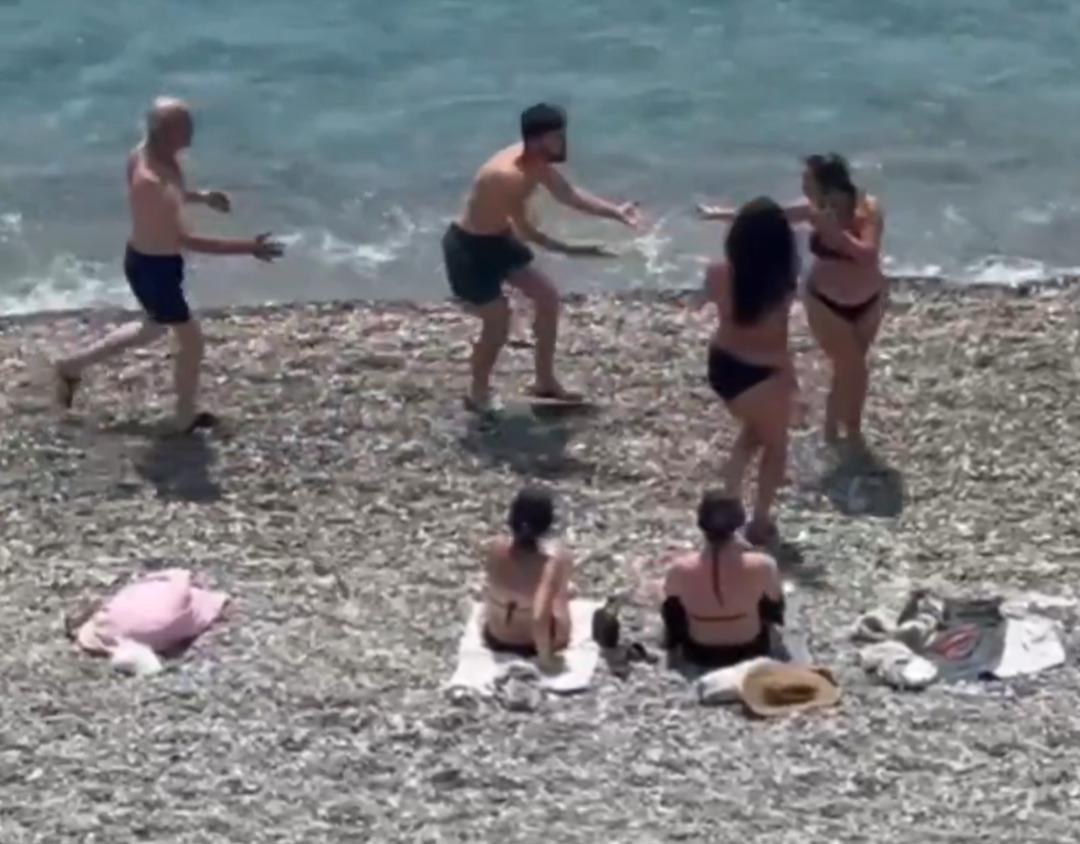 Konyaaltı Sahili’nde tansiyon yükseldi! Küfürler savurup, kadınların üzerine yürüdü 3