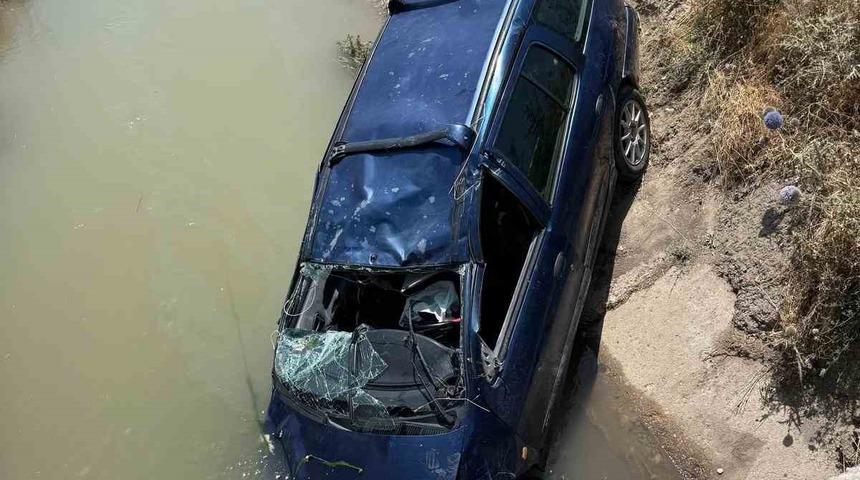 Hafif ticari kamyonet su kanalına düştü: 1 ölü, 2 yaralı