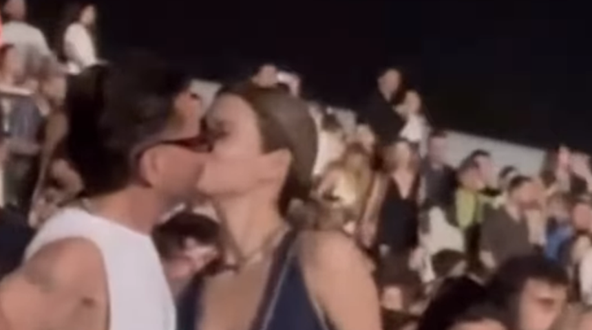 Kenan Doğulu ve Beren Saat konserde kimseyi umursamadı! Öpüşmeye doymadılar