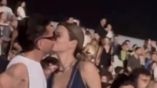 Kenan Doğulu ve Beren Saat konserde kimseyi umursamadı! Öpüşmeye doymadılar