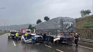 Ordu’da otomobil park halindeki tıra çarptı: 1 ölü, 2 yaralı