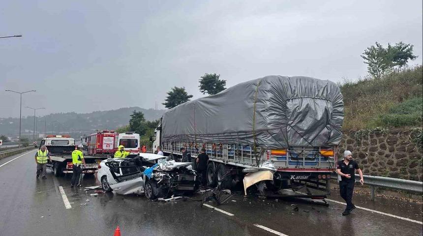 Ordu’da otomobil park halindeki tıra çarptı: 1 ölü, 2 yaralı