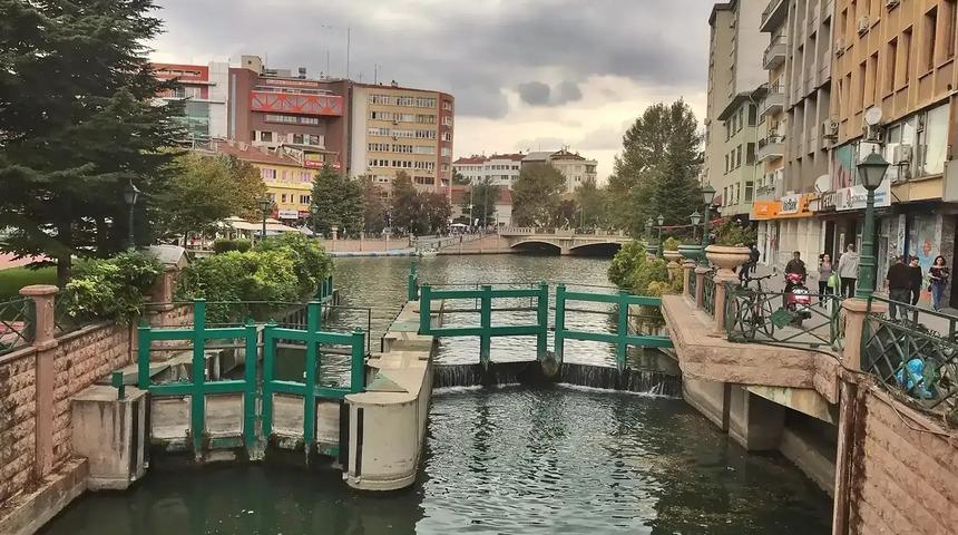 Yemenli 2 öğrenci ve babaları millet bahçesinde  darp edildi