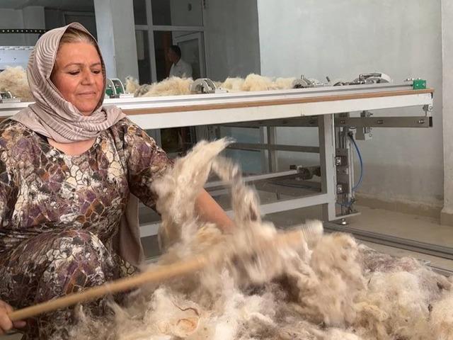 Çöpten topladığı yünlerle iş kurdu...