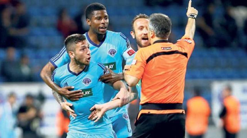 'Emenike'ye de kırmızı &ccedil;ıksaydı'