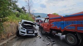 Sakarya'da kamyonet ile cip çarpıştı: 4'ü çocuk 5 yaralı
