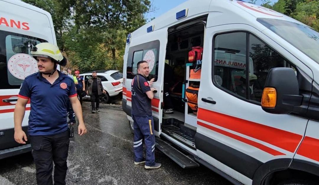 Sakarya da kamyonet ile cip çarpıştı: 4 ü çocuk 5 yaralı 1