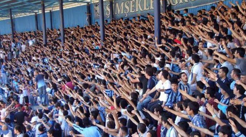 Adana Demirspor taraftarından b&uuml;y&uuml;k jest