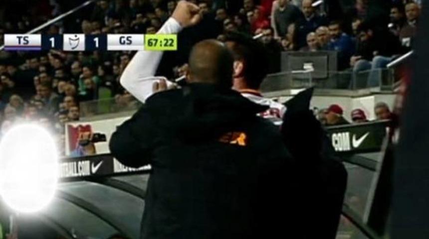 Trabzonspor ma&ccedil;ında Burak Yılmaz'dan taraftarlara el hareketi