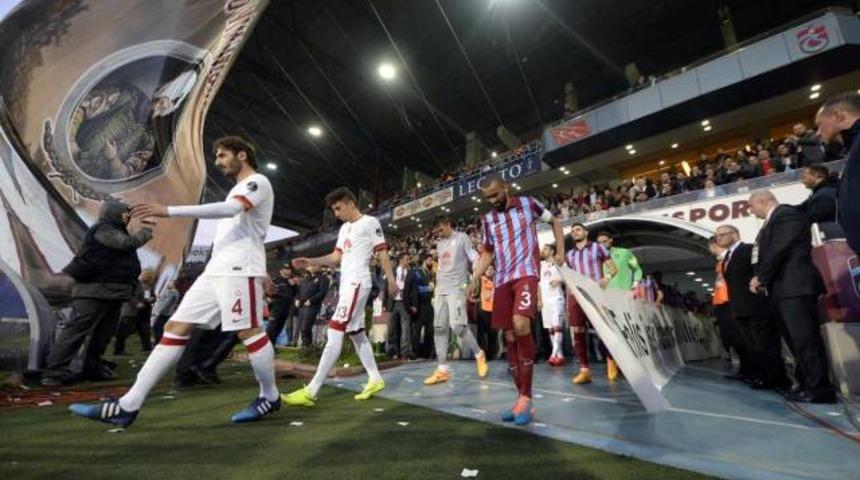 Trabzonspor - Galatasaray ma&ccedil;ı sonrası patlayan capsler